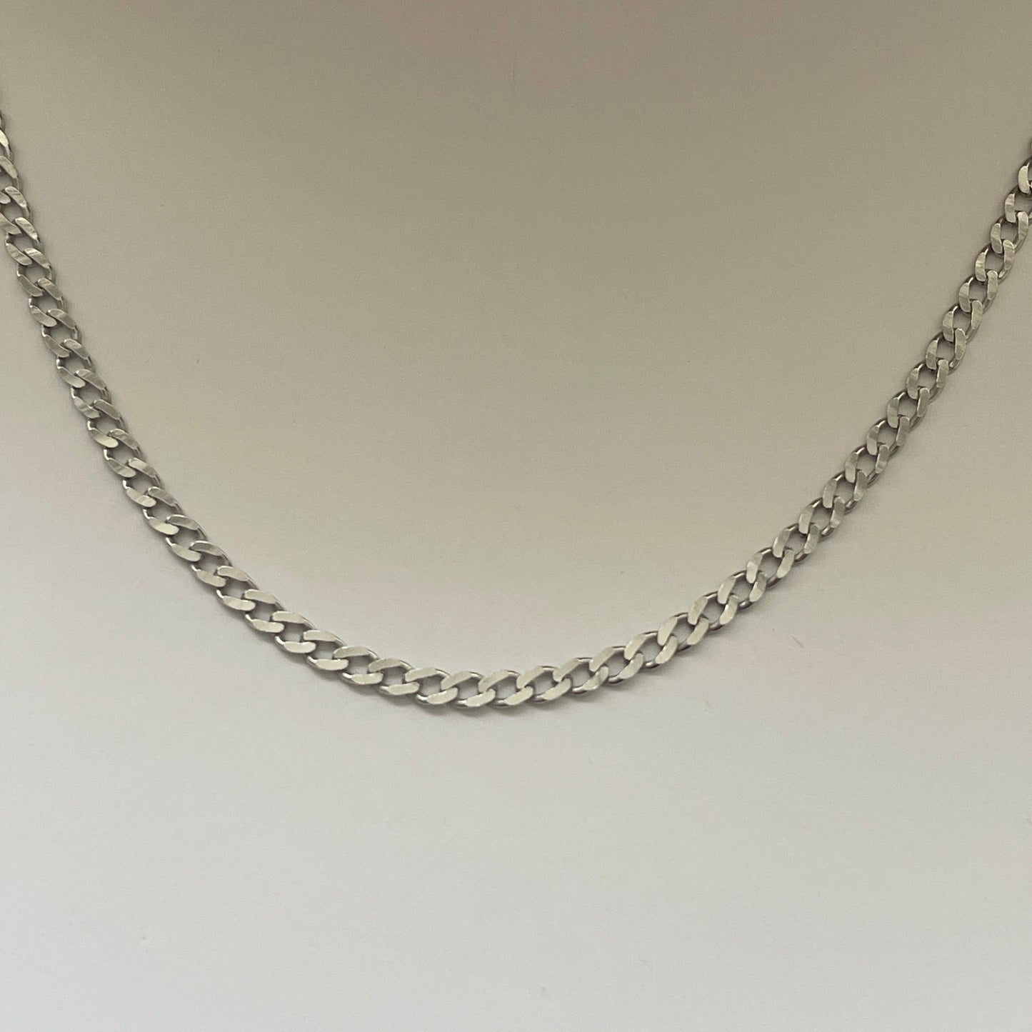 the MODEST CURB necklace